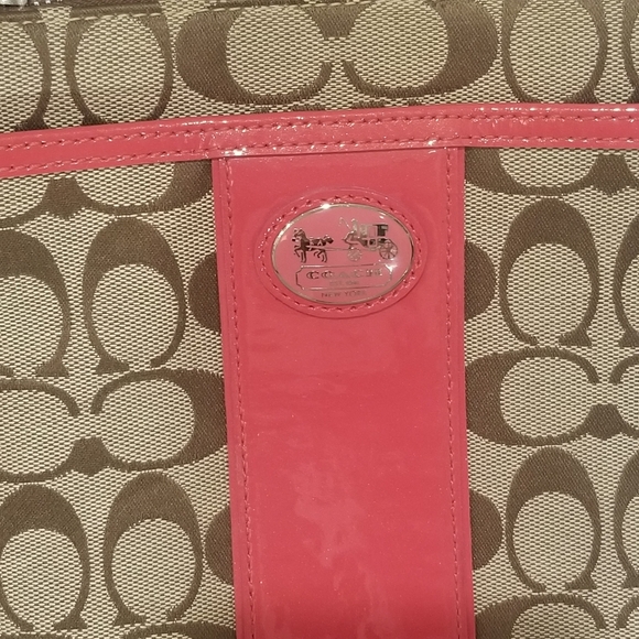 COACH Signature C's Khaki Jacquard Slingpack - Picture 3 of 11